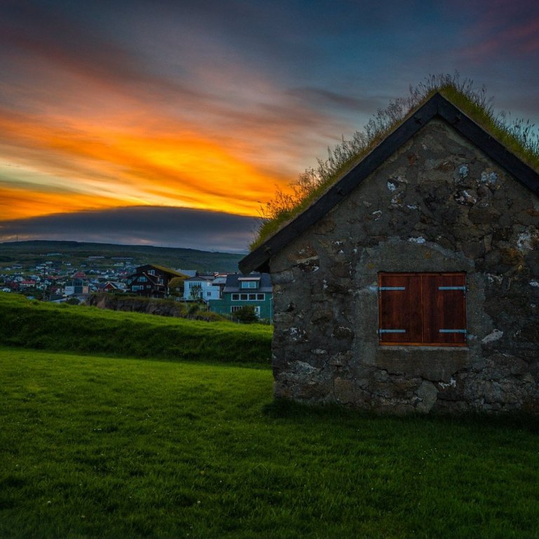 Þórshöfn sólsetur skúr