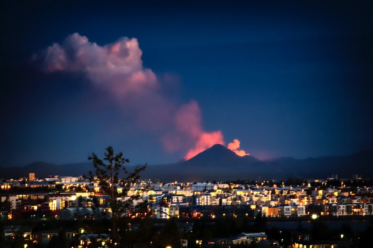 Gosið í Merardölum séð frá Kópavogi